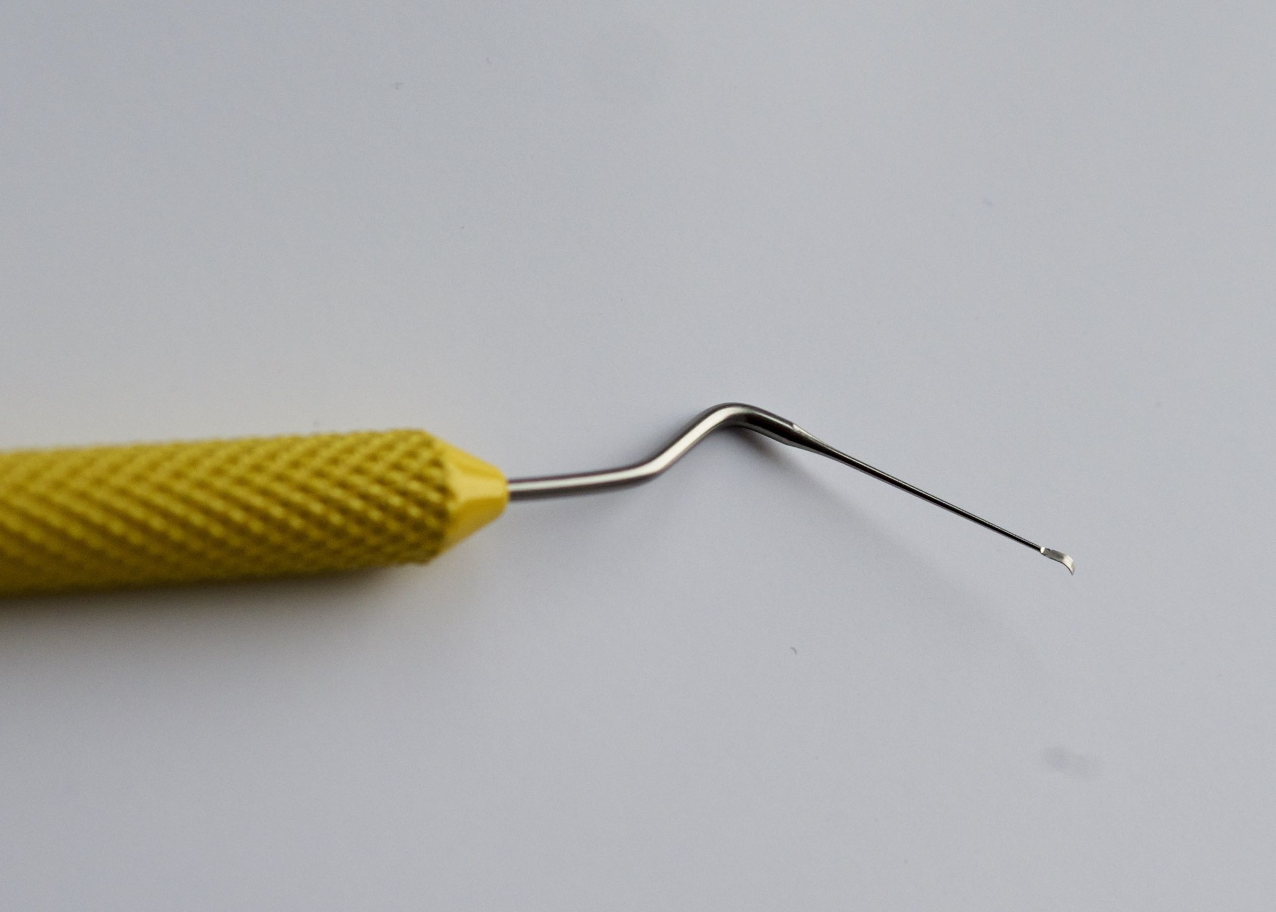 Die originale Schweizer Umlarvnadel, gelb für die rechte Hand